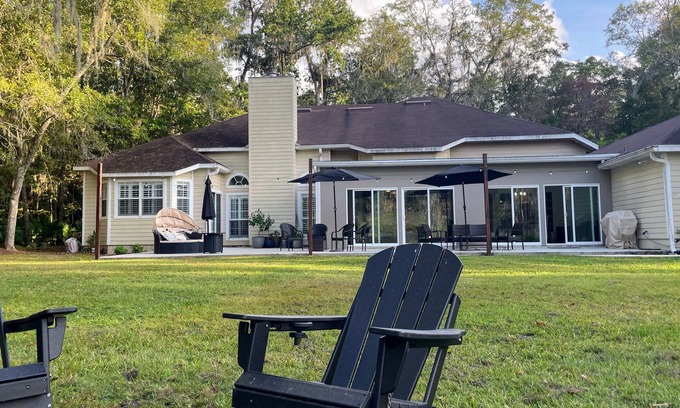 Gainesville Casa | Spacious oasis in the city. Gainesville. Great backyard. 4 Bedrooms 3 baths.