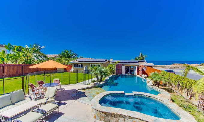 Sunset Cliffs Villa | Espaciosa casa frente al mar con piscina climatizada y jacuzzi - ping-pong, enorme patio
