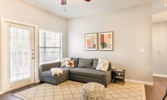 North Burnet Condominio | Spacious one bedroom 1 mile from the Domain