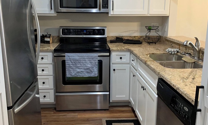 Gilroy Apartamento | Spacious one bedroom apartment with WiFi & AC in a quiet & safe part of Gilroy.