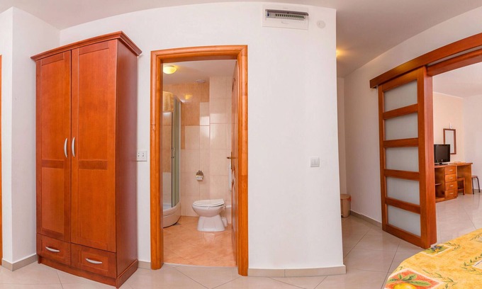 Tomicici Apartamento | Spacious one bedroom apartment next to the sea