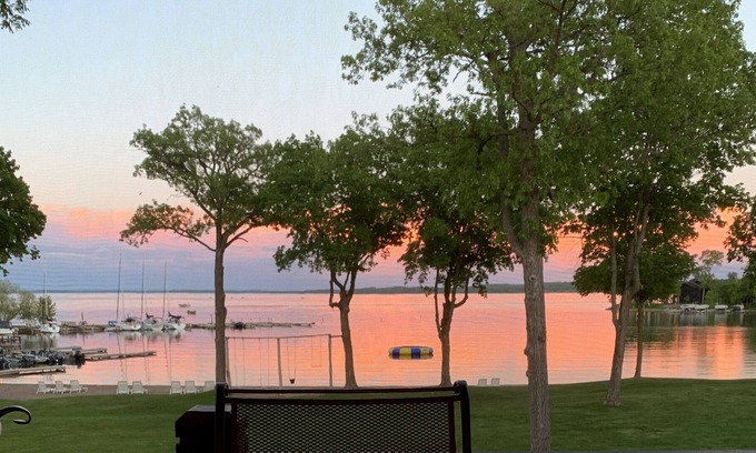 Walker Condominio | Spacious One Level Lake Front Condo with Resort Amenities!