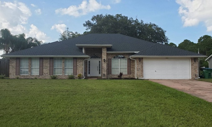 Deltona Lakes Casa | Spacious open concept home near the beaches and Disney attractions
