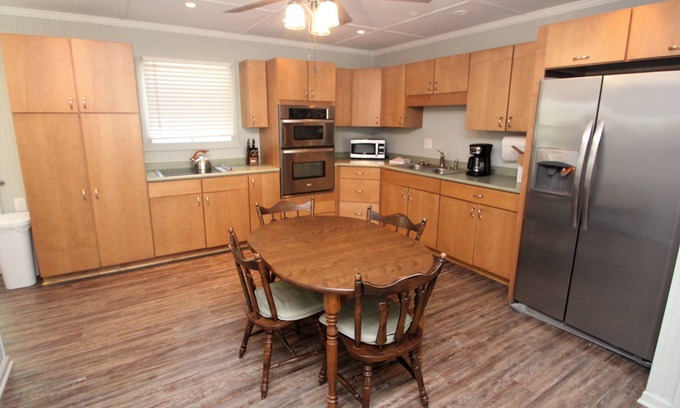 Waterford Cabaña | Spacious, Open Concept, Pet Friendly, Lakefront Cottage w/ Hot Tub outside Erie
