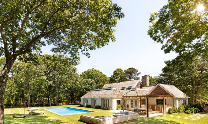 East Hampton Casa | Amplio plan de piso abierto / Post n Beam en 1. 5 acres privados