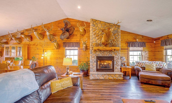 Leasburg Cabaña | Spacious Ozarks Family Home - Private Pool & Grill