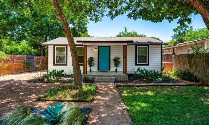 Dunbar Casa | Spacious Patio + Close to The Square + Pet Friendly + Full Kitchen
