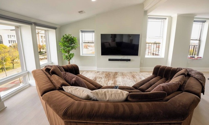 Downtown Baltimore Apartamento | Spacious PennStation Downtown Penthouse W/ Parking