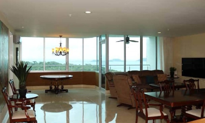 Playa Bonita Village Apartamento | Spacious Penthouse With Pool in Playa Bonita