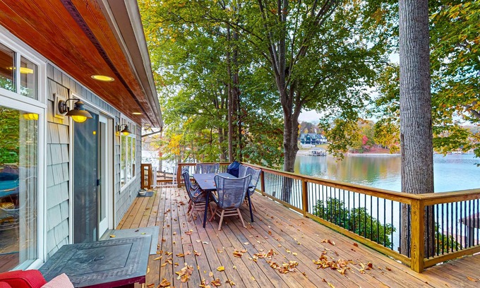 Moneta Cabaña | Spacious pet friendly Cottage with balcony, dock, and hot tub