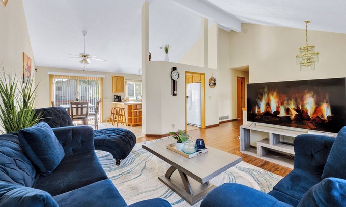 North Central Omaha Casa | Spacious Pet-Friendly Home Quiet Neighborhood