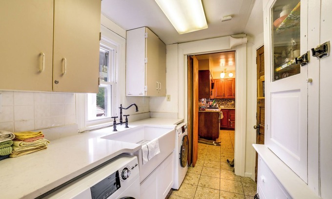 Wilkinsburg Cabaña | Spacious Pittsburgh Rental: Walk to Frick Park!