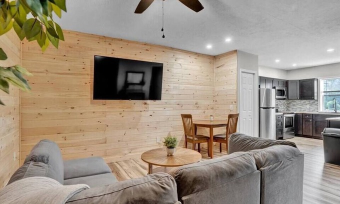 Canadensis Casa | Spacious Pocono 1 BR | Firepits | Pet-Friendly