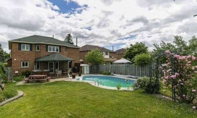 Brampton Casa | Spacious⭐Pool⭐Hot Tub⭐Airport⭐Downtown⭐Walk to Everything