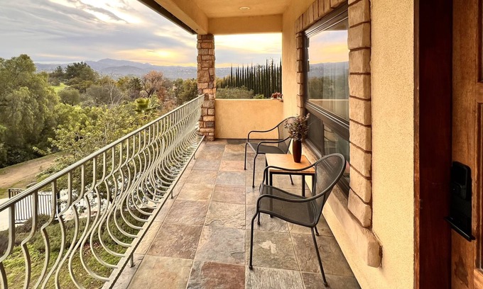 Kit Carson Apartamento | Spacious Private 1BD Apt with private balcony and great views! Explore SD area!