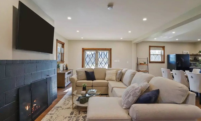 Saint Thomas Casa | Spacious & Private 4BR Retreat - A Unique Getaway Just 3 miles to Gold Fish Barn