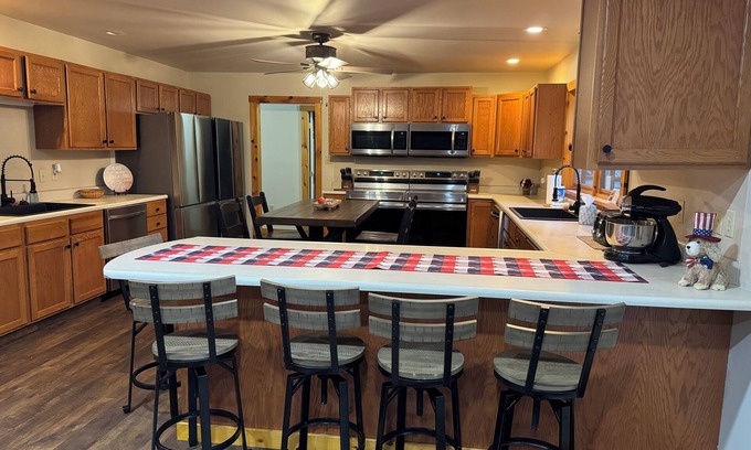 Tylersville Cabina | Spacious Private 9 bedroom lodge AC, hot tub, fire pit, fire place, 212 acres