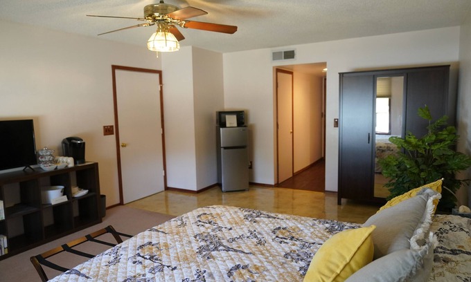 Mesa Cama Y Desayuno | Spacious, private, bedroom and private 3/4bath... a simple bed and breakfast