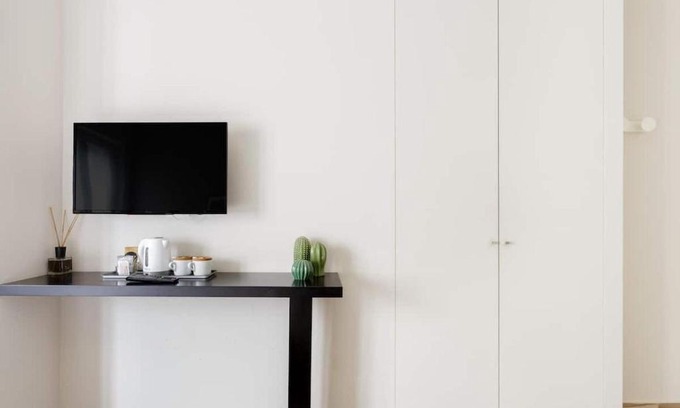 Tanjung Priok Casa | Spacious Private Ensuite Room for 3 people