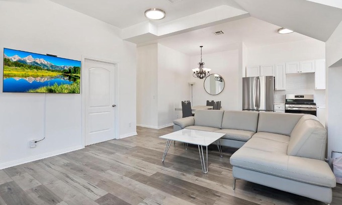 NoHo Arts District Apartamento | Spacious Private gated modern loft close to Universal Studio and Hollywood