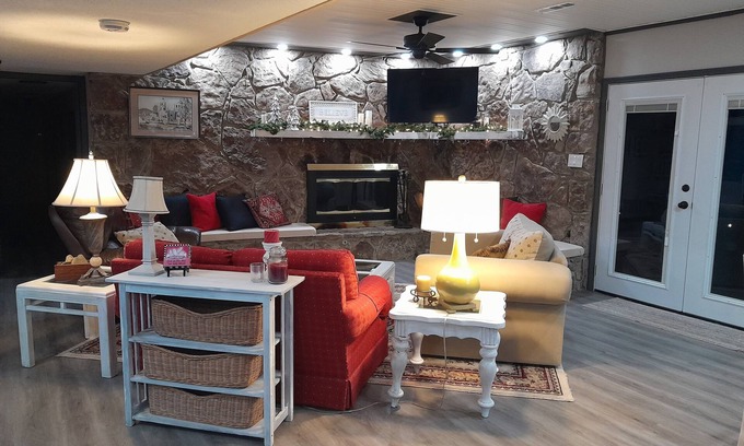 Oak Ridge Casa | Spacious, private retreat - hot tub, firepit, pool table, dry sauna, patio