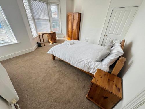 Easton Casa | Spacious Private Room - 9 Minutes from Central Bristol