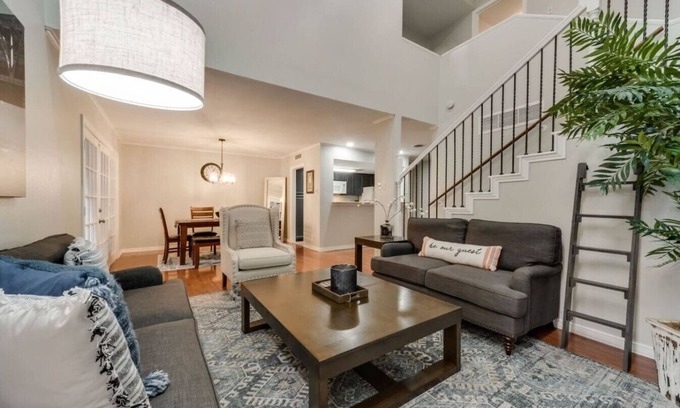 Grand Prairie Condominio | Spacious Private Retreat minutes from Attractions!