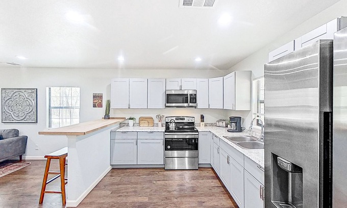 Blanco Cabina | Spacious property with four cabins, decks, grills, & open layouts - dog-friendly