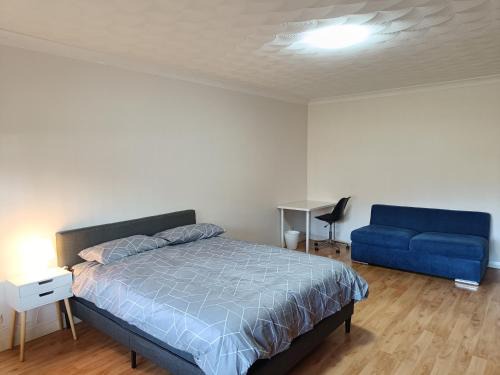 Merrylands Casa | Spacious Queen Room in Large Merrylands Home with Sofa Bed - M2