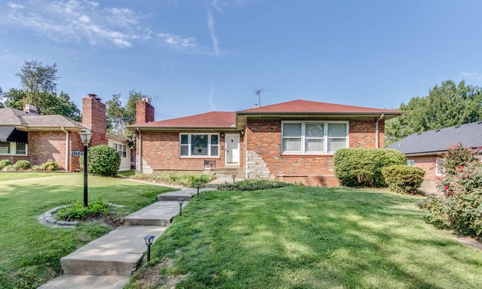 St. Louis Hills Condominio | Spacious | Quiet | 1 bedroom duplex w free parking!