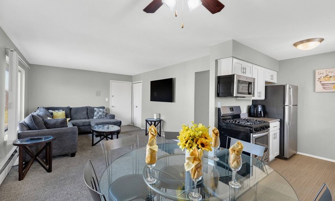 Dearborn Heights Apartamento | Spacious, Quiet & Cozy 1BD Apartment w/stainless steal appliances!