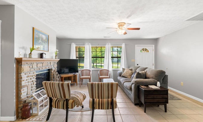 Kodak Casa | Spacious, quite neighborhood, clean and convenient