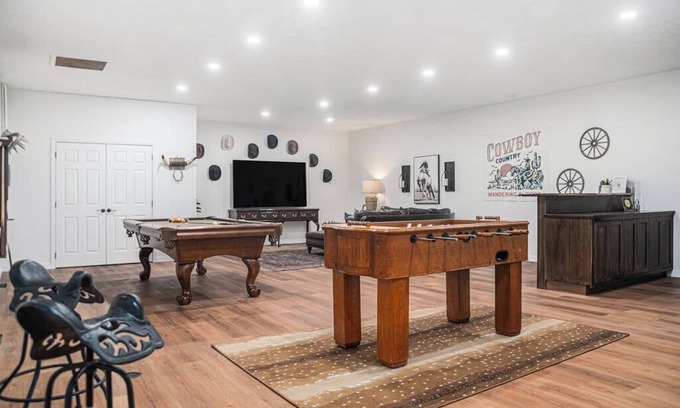 Omaha Casa | Spacious Ranch w/ Hot Tub & Game Room, Sleeps 24!