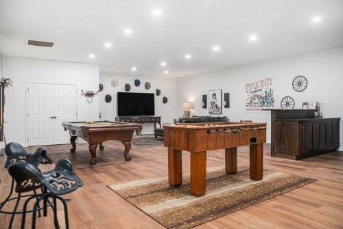 Omaha Casa | Spacious Ranch with Hot Tub & Game Room - Sleeps 24