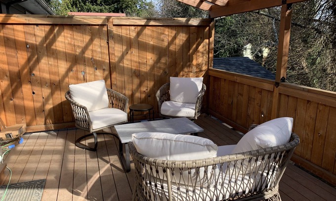 North Bend Casa | Spacious ranch with lots of parking, pet friendly, partial bay view.