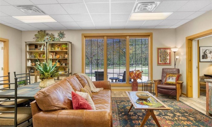 Mineola Cabaña | Spacious Red Oak Cottage at Fall Farm