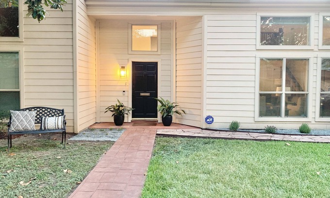 Brookhollow Casa | Spacious & relaxing Mid Century 3 bedroom house with a nice patio