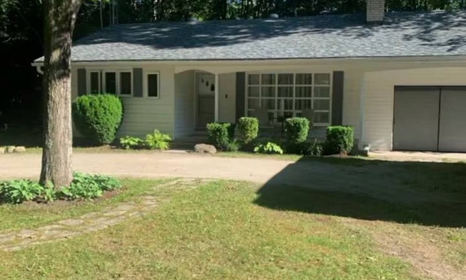 Sauble Beach Cabaña | Spacious, renovated Beach House