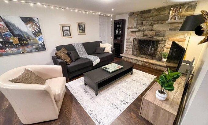 Wexford - Maryvale Apartamento | Spacious & Renovated 1BD Suite w/parking