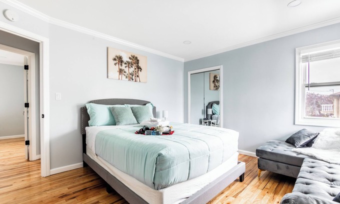Queens Casa | Spacious Renovated Home by JFK/Train to NYC