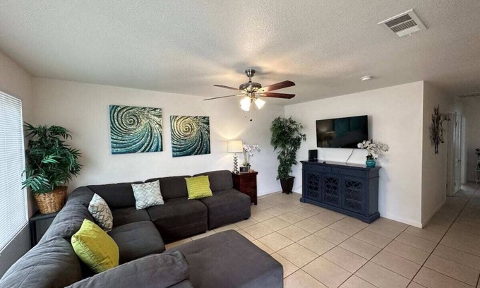 Hanford Casa | Spacious Retreat 4 Bdr House!