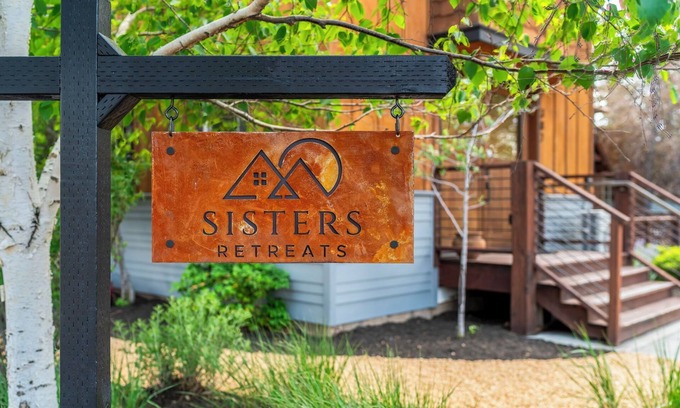 Sisters Apartamento | Spacious retreat for reunions, friends, family, and business
