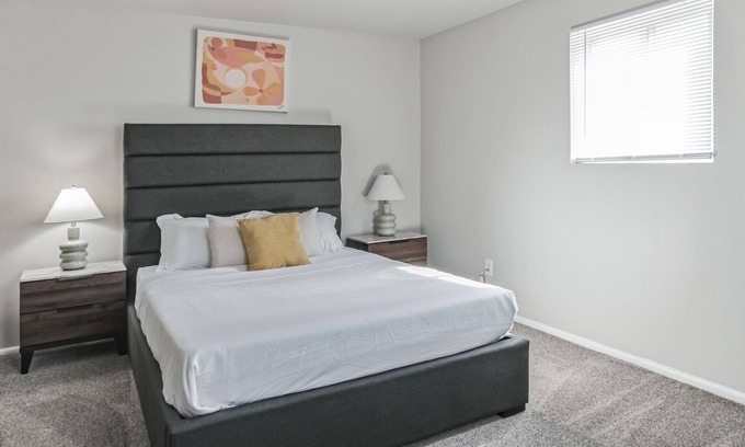Wilmington Apartamento | Spacious Retreat I Balcony I Parking I Chateau