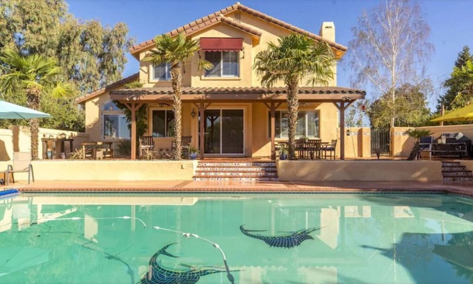 Paso Robles Casa | Familia y amigos disfrutan de una espaciosa casa colonial española en el corazón de Wine Country