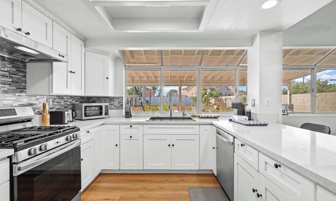 Valinda Casa | Spacious Retreat Near Iconic LA Sights w/ Comforts