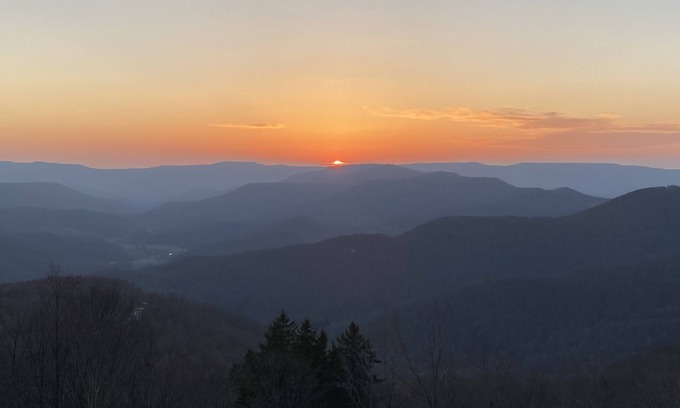 Snowshoe Casa | Open for Blues & Brews! Shuttle to festival, hike, bike, sunsets, hot tub