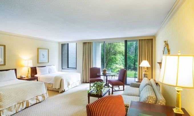 Williamsburg Hotel | Spacious Retreat! Room w/ Balcony | Discover Museums Nearby