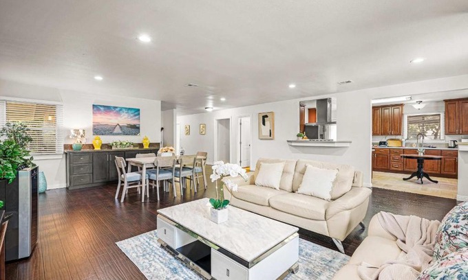 East Pasadena Casa | Spacious Retreat w Large Kitchen & Outdoor Patio