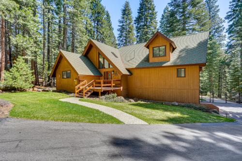 Lake Almanor Country Club Casa | Spacious Retreat with Backyard 1 Mi to Lake Almanor