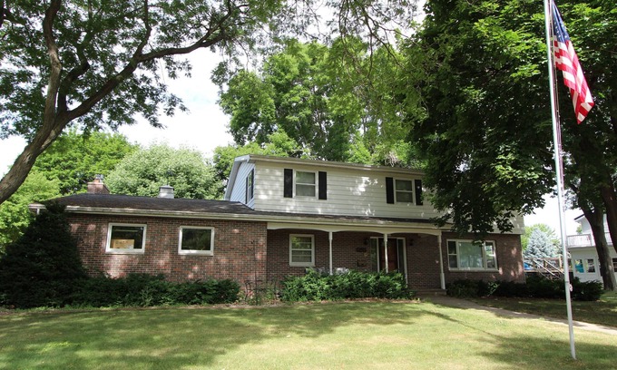 Oshkosh Casa | Spacious Retreat with Inground Pool - Perfect for EAA & Summer Getaways!